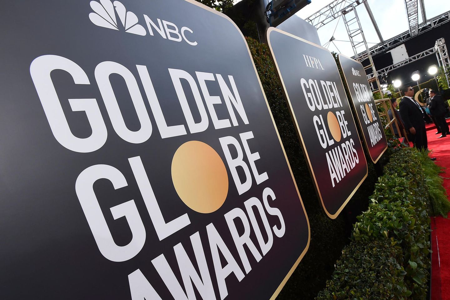 ARCHIV - 05.01.2020, USA, Beverly Hills: Schilder mit der Aufschrift «Golden Globe Awards» hängen am roten Teppich bei den 77. …