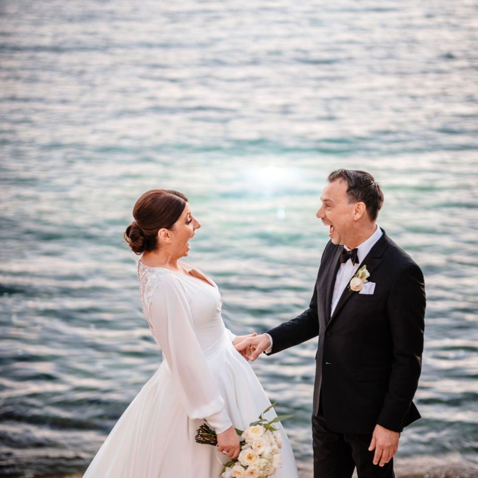 03.10.2022, Kroatien, ---: Bestsellerautor Sebastian Fitzek und seine Frau Linda nach ihrer Hochzeit. (zu dpa "Sebastian Fitzek…