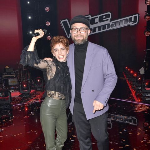 Anny Ogrezeanu und Coach Mark Forster freuen sich über den Sieg bei „The Voice of Germany“