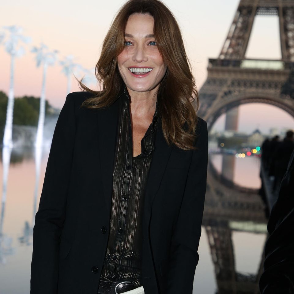 Ehefrau von Nicolas Sarkozy: Beim Kuscheln erwischt: Carla Bruni zeigt Fotos von Tochter Giulia