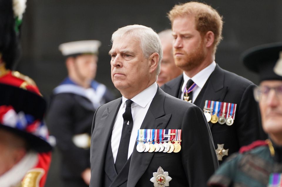ARCHIV - 19.09.2022, Großbritannien, London: Prinz Andrew, Herzog von York (l), und der Herzog von Susssex, Prinz Harry (dahint…