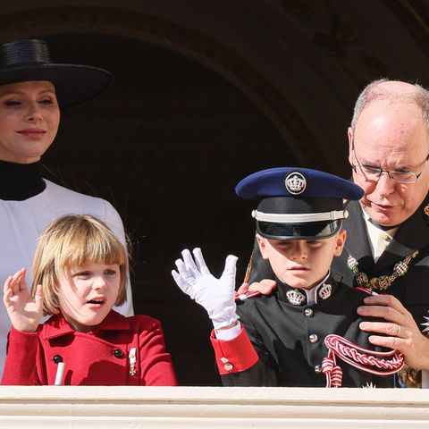 Prinzessin Charlène von Monaco mit Prinzessin Gabriella, Prinz Jacques und Fürst Albert II. von Monaco.