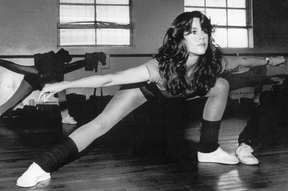 Jane Fonda turnt der Presse ihr Aerobic-Programm vor.
