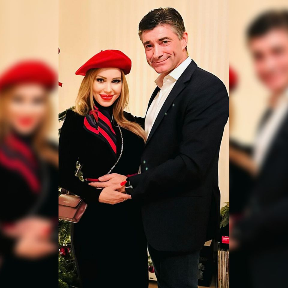 Annina Ucatis und Hagen Reinhold posieren in einer innigen Umarmung vor einem Weinachtsbaum.