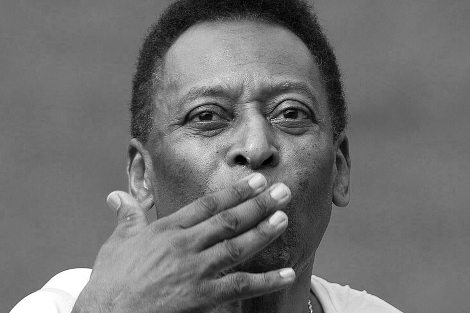 ARCHIV - 14.04.2012, Brasilien, Santos: Die brasilianische Fußballlegende Pele grüßt das Publikum während einer Feierstunde zum…