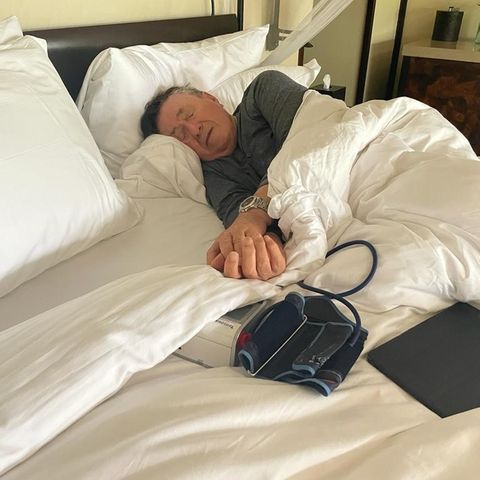 Richard Lugner liegt in seinem Urlaub nur krank im Bett