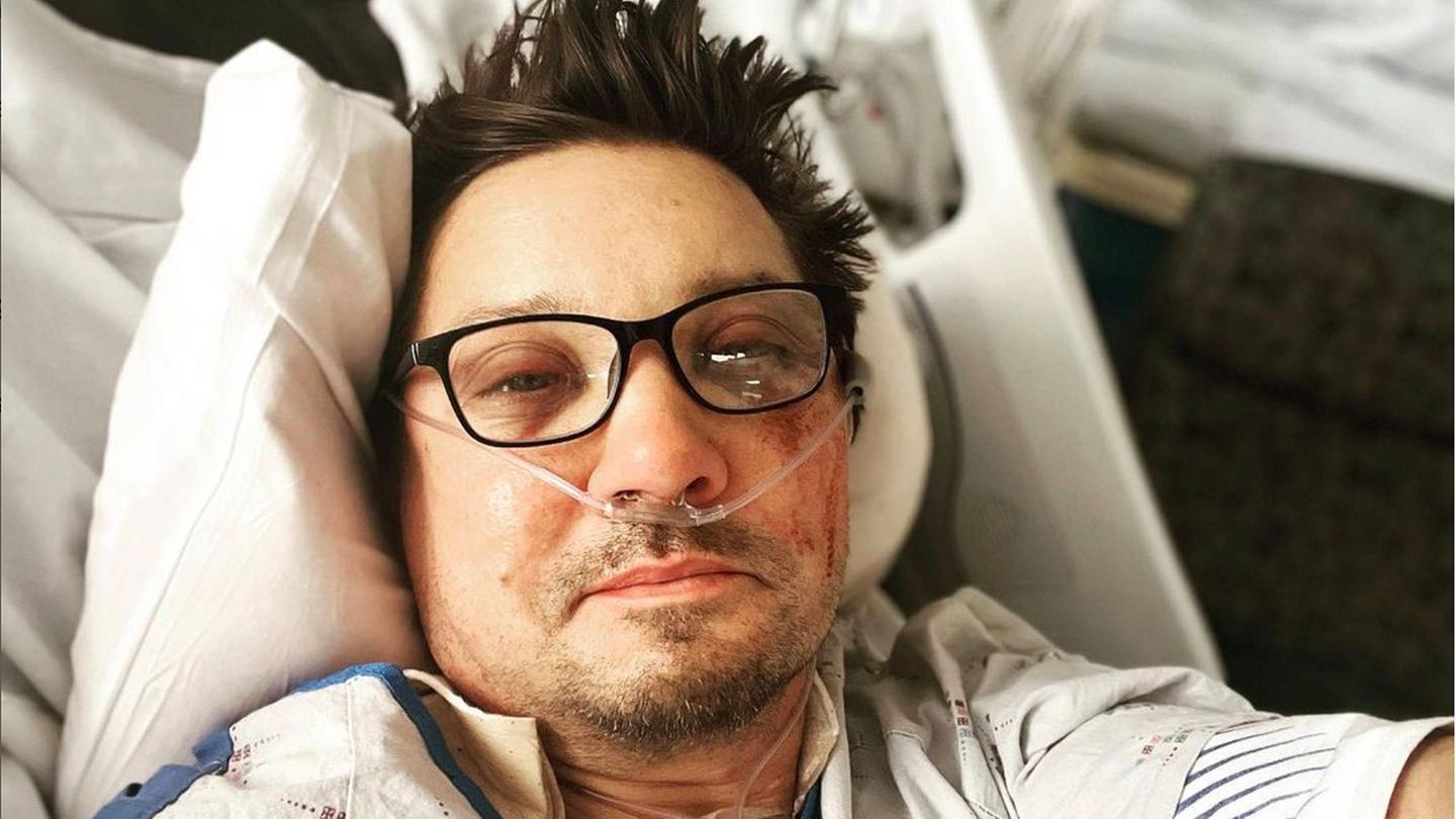 Marvel Star Jeremy Renner Update Aus Der Klinik Nach Horror Unfall Im