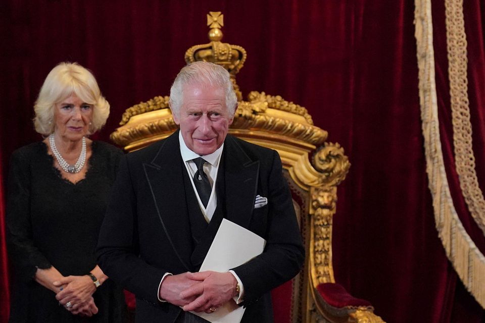 ARCHIV - 10.09.2022, Großbritannien, London: König Charles III. und Königsgemahlin Camilla nehmen am Treffen des Accession Coun…
