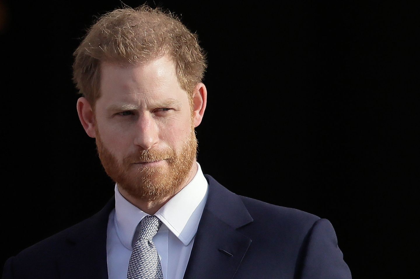 ARCHIV - 16.01.2020, Großbritannien, London: Der britische Prinz Harry steht in den Gärten des Buckingham Palastes. (zu dpa Zoff, Kokain und eine blutige Bilanz - Was in Harrys Memoiren steht") Foto: Kirsty Wigglesworth/AP/dpa +++ dpa-Bildfunk +++