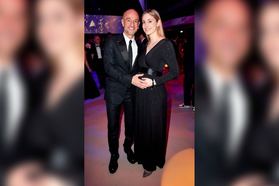 Peyman Amin und Freundin Sandra Apfelbeck werden zum ersten Mal Eltern.