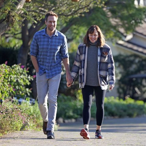 Jennifer Garner und ihr Partner John Miller zeigen sich Hand in Hand