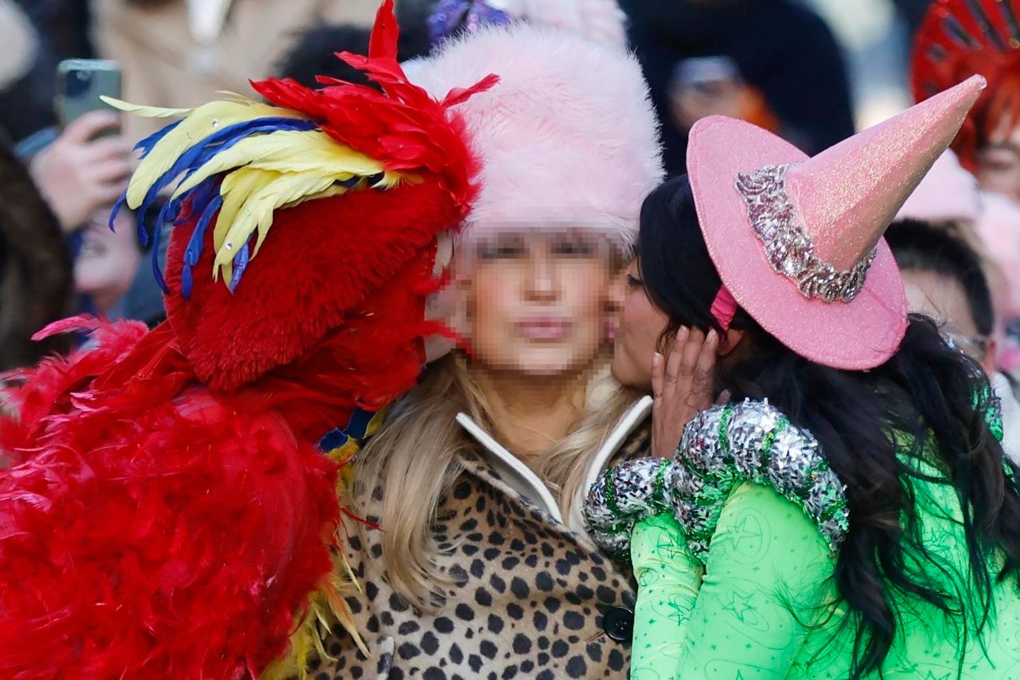 dpatopbilder - 04.02.2023, USA, Cambridge: Harvards Hasty Pudding Theatricals Woman of the Year Jennifer Coolidge (M) fährt auf…