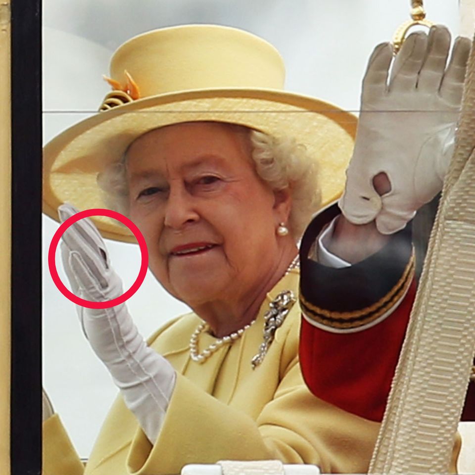 Queen Elizabeth II. und Prinz Philip in der Kutsche nach der Hochzeit von William und Kate. Das Loch im Handschuh der Königin i…