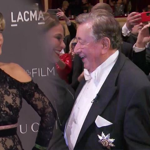 SIE ist dieses Jahr SEIN Stargast!: Er mit Blumen und sie mit Maske: Richard Lugner holt Jane Fonda vom Flughafen ab!