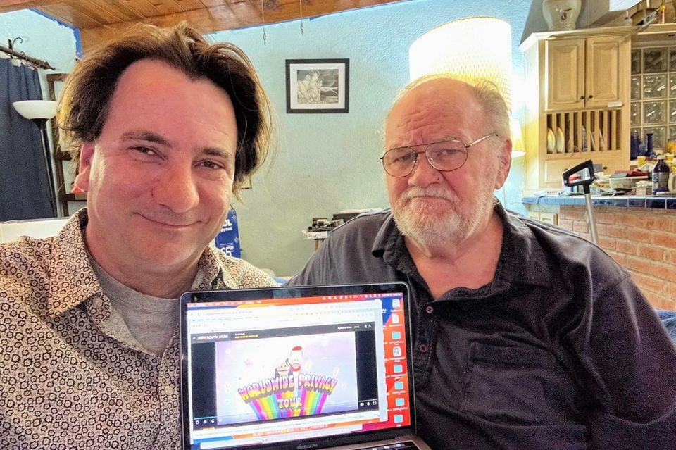 Karl Larsen (l.) und Thomas Markle halten einen Laptop in die Kamera, auf dem die "South Park"-Parodie über Prinz Harry und Her…