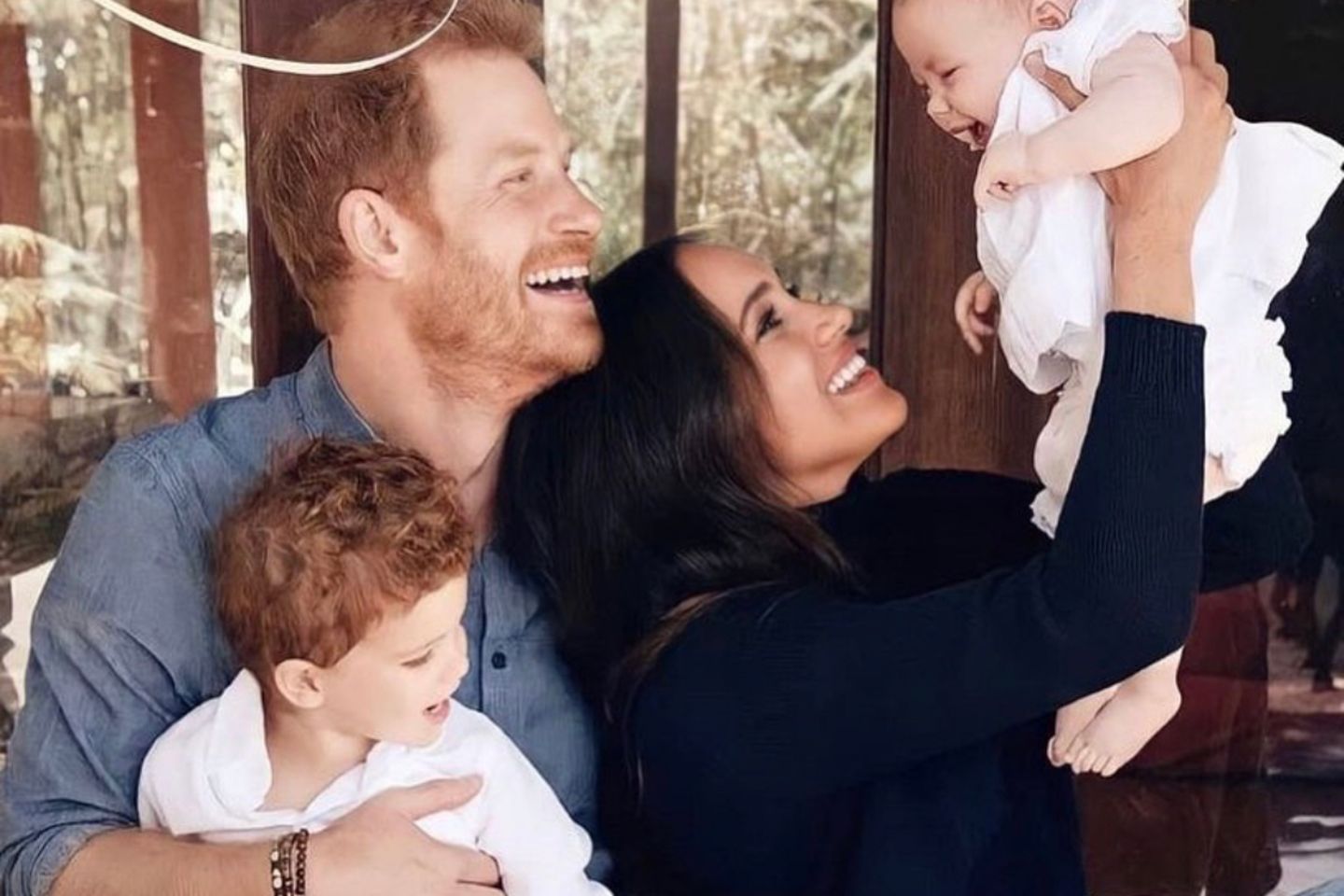 Mit ihren beiden Kindern leben Prinz Harry und Herzogin Meghan mittlerweile in den USA.