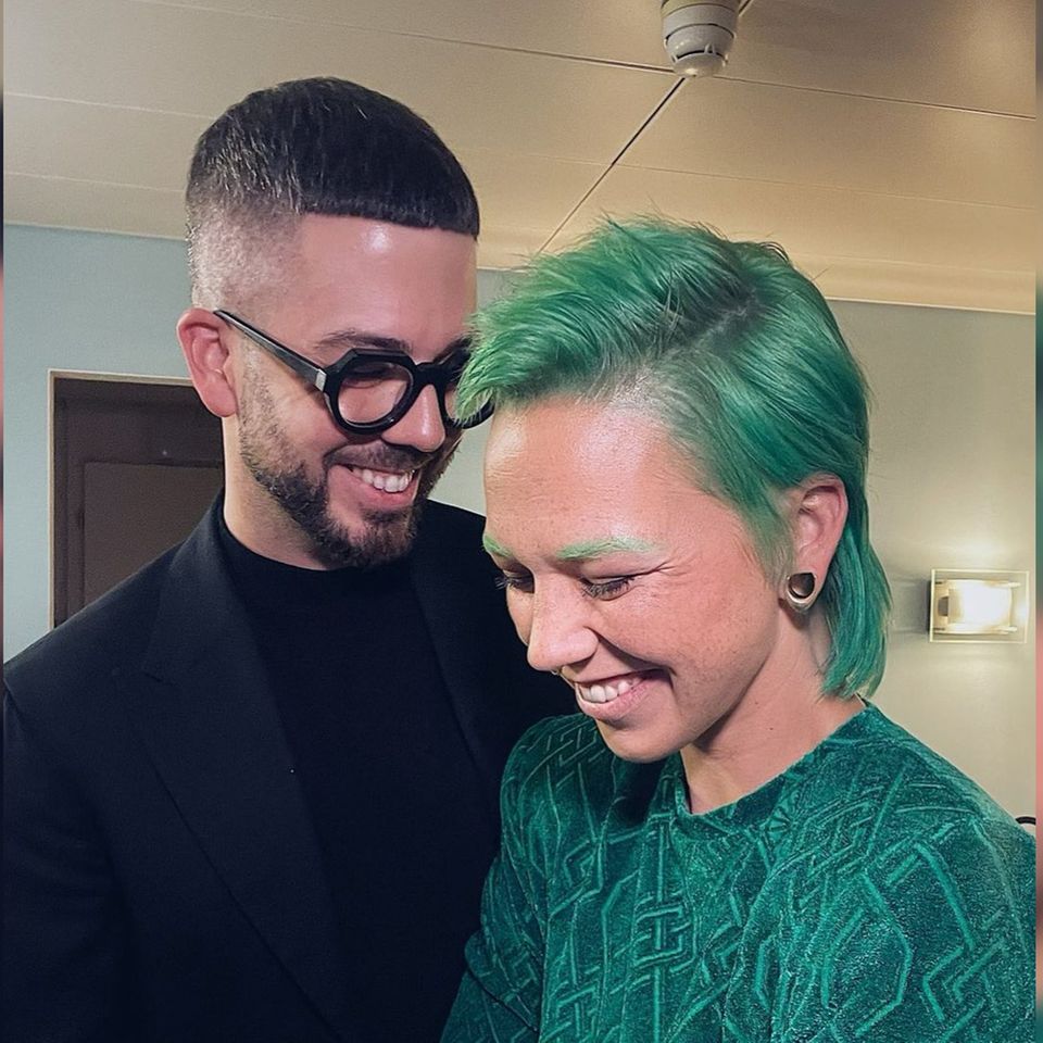 Celebrity Stylist Martin Dürrenmatt und Sängerin Stefanie Heinzmann feiern ihren neuen Look: grün!