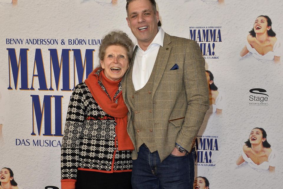 Carsten Spengemann mit Mutter Marianne Spengemann bei der Premiere von MAMMA MIA mit Stefanie Hertel im Stage Theater Neue Flo…