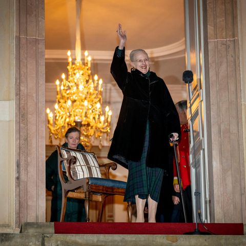 Dänemarks Königin Margrethe geht am Stock.