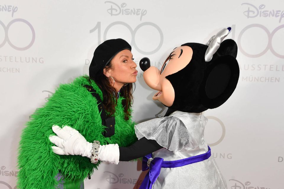 Bei der Disney 100 Premiere gibt Christine Neubauer ausnahmsweise Minnie Maus Küsschen und nicht ihrem Partner José.