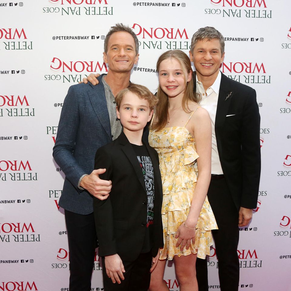 Neil Patrick Harris strahlt am 19. April neben seinen Zwillingen Gideon und Harper und Ehemann David Burtka.