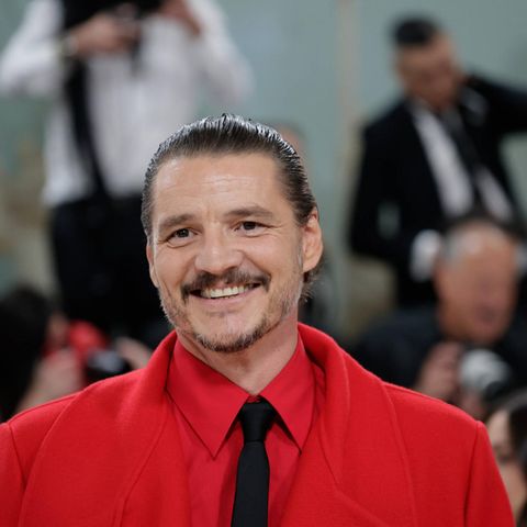 Modemutiger "The Last Of Us"-Star: Pedro Pascal zeigte Bein: Sein Met-Gala-Outfit war DER Hingucker!