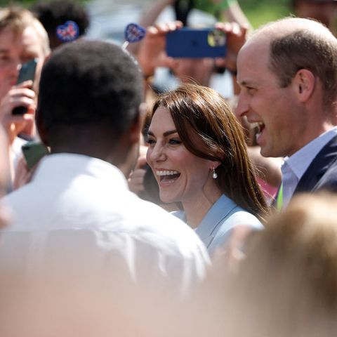 Prinz William und Prinzessin Kate wurden aus dem Nichts in Windsor entdeckt - zur Begeisterung der anwesenden Feiernden.