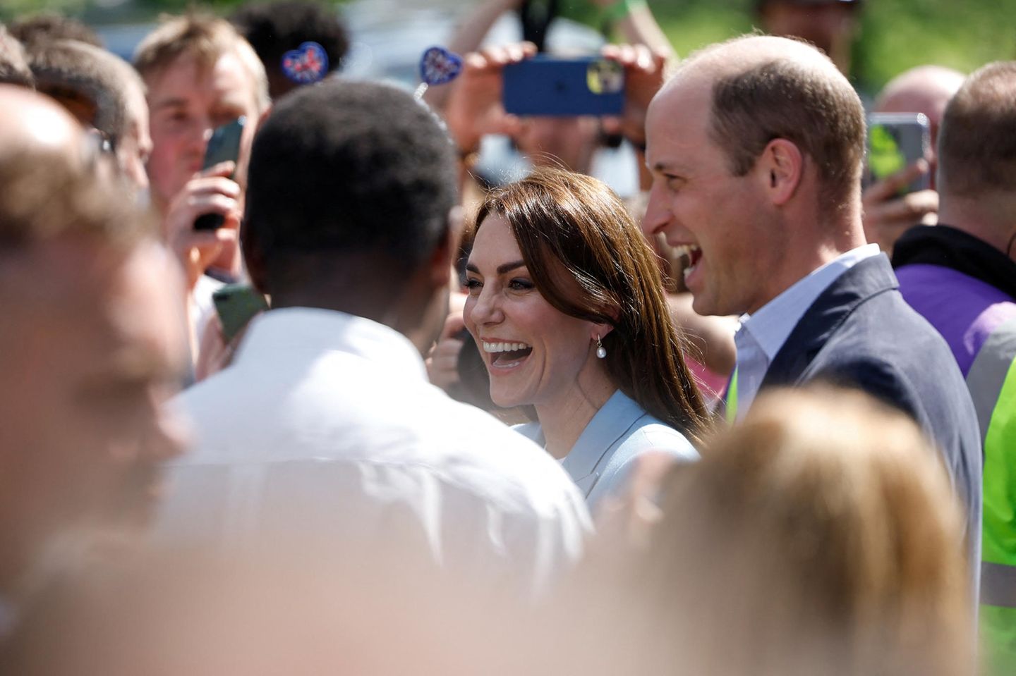 Prinz William und Prinzessin Kate wurden aus dem Nichts in Windsor entdeckt - zur Begeisterung der anwesenden Feiernden.