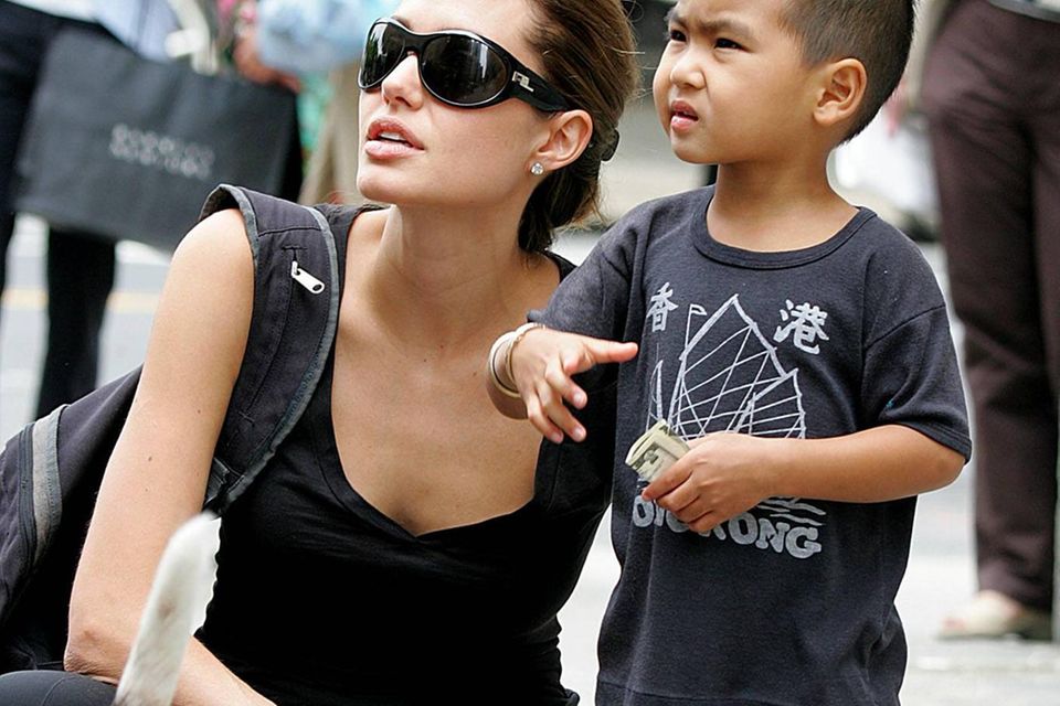 Angelina Jolie fühlt sich Maddox enger verbunden als ihren leiblichen Kindern
