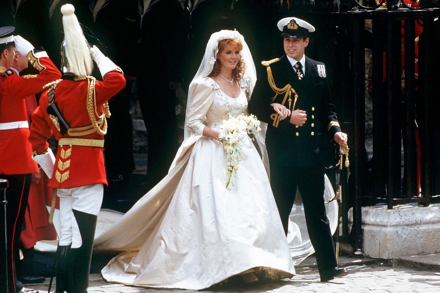 Das glückliche Brautpaar, Prinz Andrew und Sarah Ferguson, nach der prunkvollen Hochzeit am 23. Juli 1986 in London. Die Herzog…