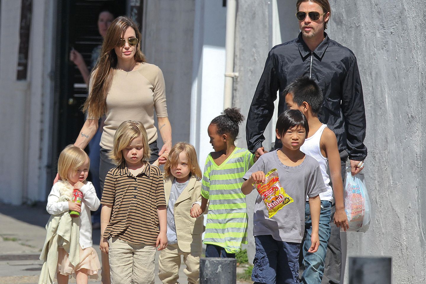 Angelina Jolie sammelt blutige Pflaster.