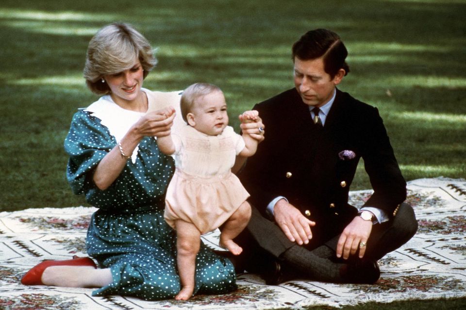 ARCHIV - Prinzessin Diana und Prinz Charles am 23.4.1983 mit Baby William, aufgenommen während eines Besuchs in Australien. Am 29.04.2011 heiratet sein Sohn Prinz William seine Verlobte Kate Middleton. Foto: UPI (zu dpa-Themenpaket Hochzeit im britis