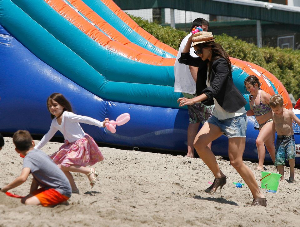 Suri Cruise am Strand
