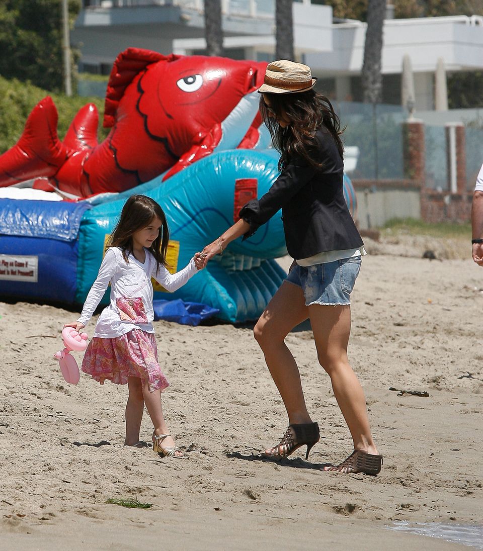 Suri Cruise am Strand