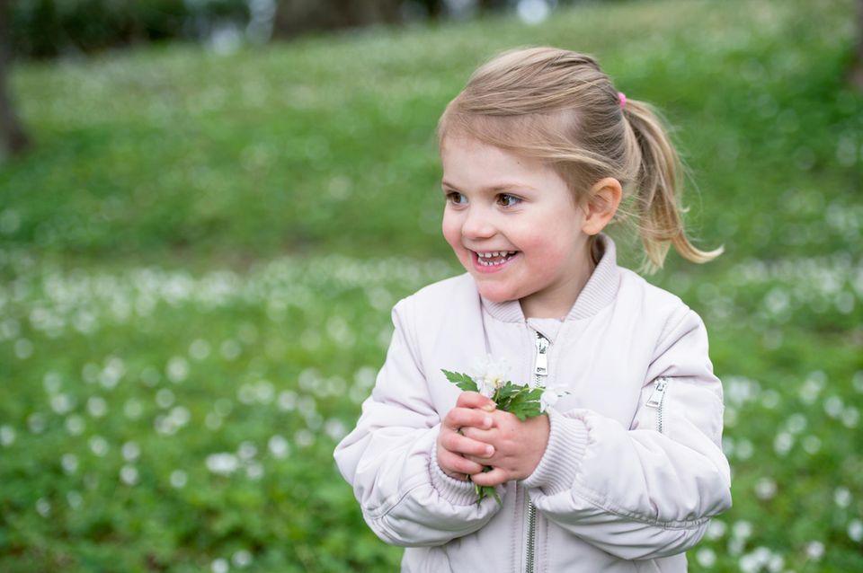 Prinzessin Estelle und Prinz Oscar von Schweden offizielle Fotos