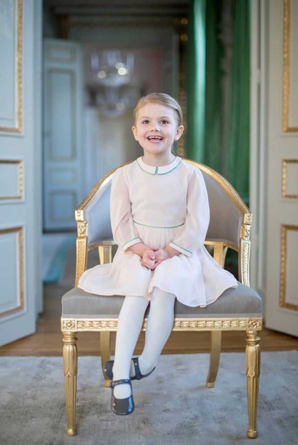 Prinzessin Estelle und Prinz Oscar von Schweden offizielle Fotos