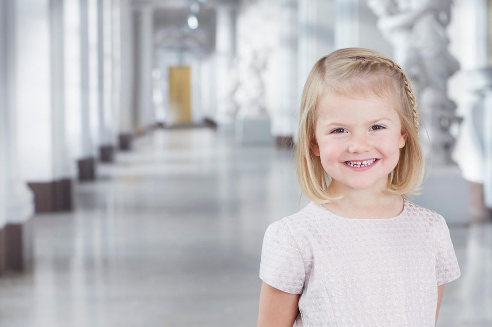 Prinzessin Estelle und Prinz Oscar von Schweden offizielle Fotos