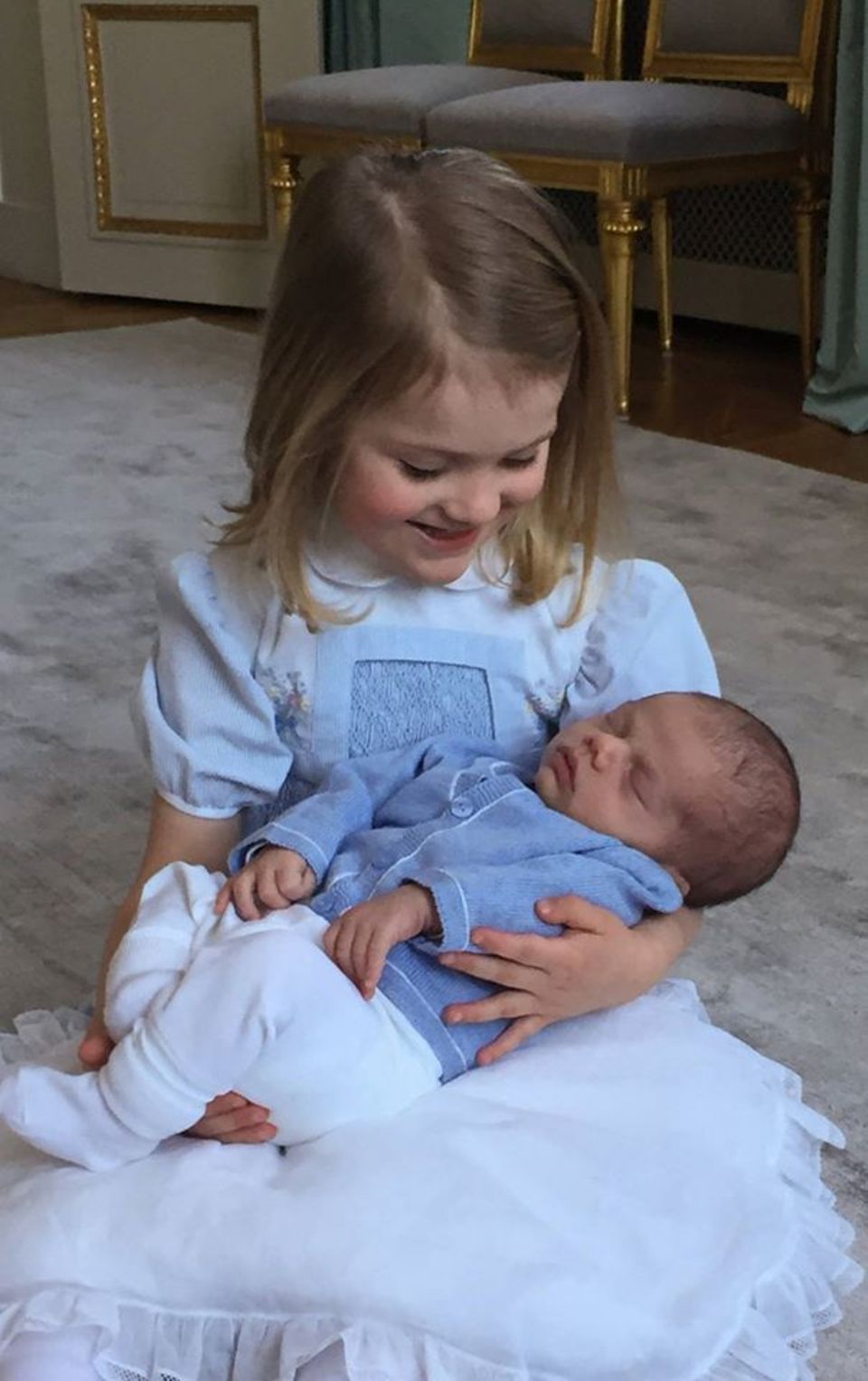 Prinzessin Estelle und Prinz Oscar von Schweden offizielle Fotos