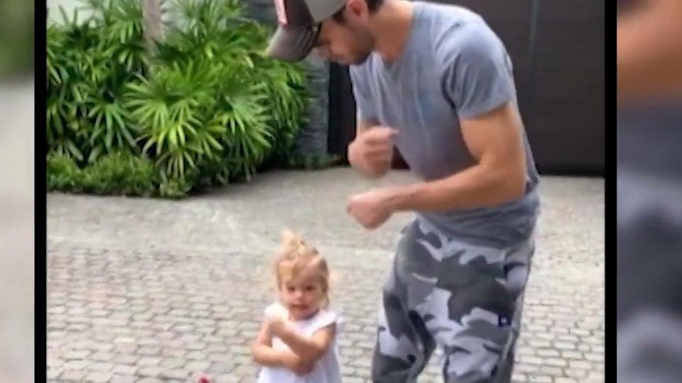 Enrique Iglesias: Ein Tänzchen mit Tochter Lucy