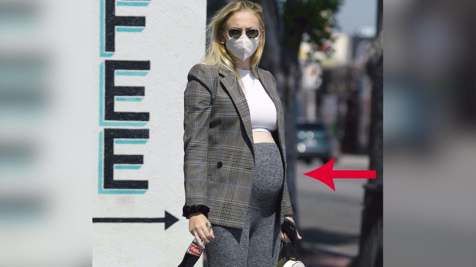 Sophie Turner zeigt stolz ihren Babybauch