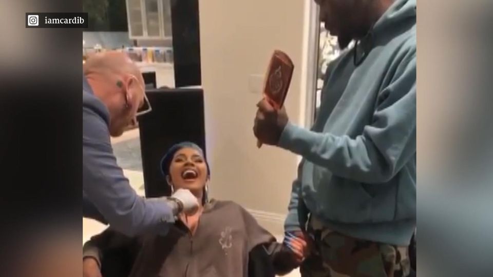 Rapperin Cardi B lässt sich piercen