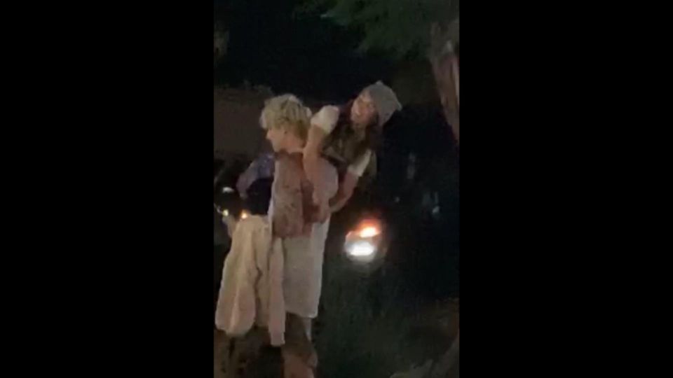 Machine Gun Kelly muss Megan tragen