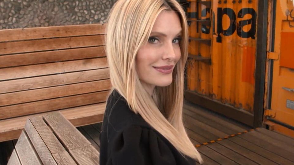 Mirja hat ein riesiges Rücken-Tattoo