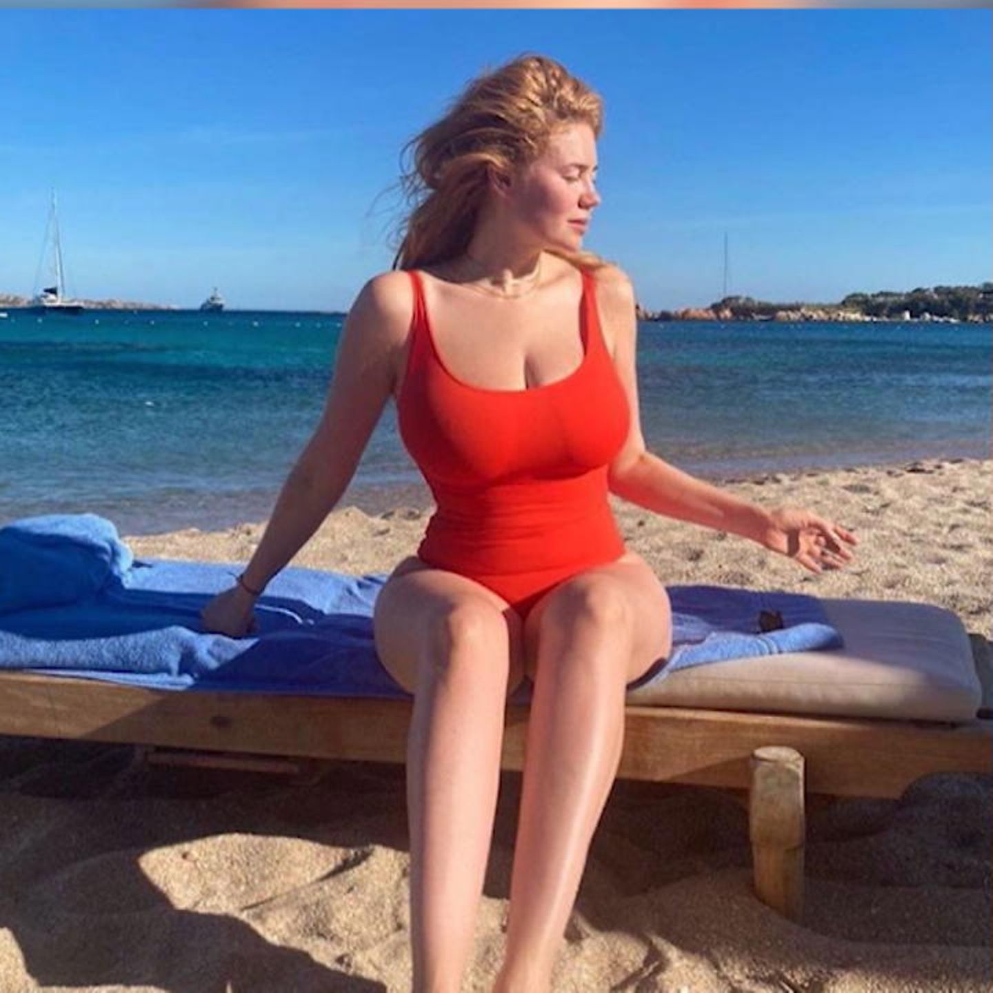 Palina Rojinski macht auf Pamela Anderson: Heißer Badeanzug weckt  „Baywatch“-Vibes