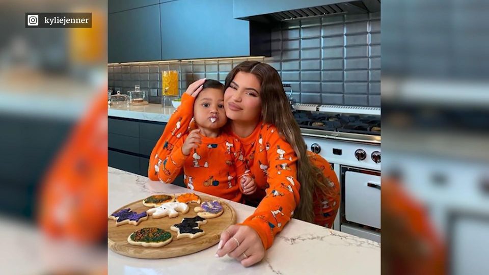 Zuckersüße Stormi beim Backen