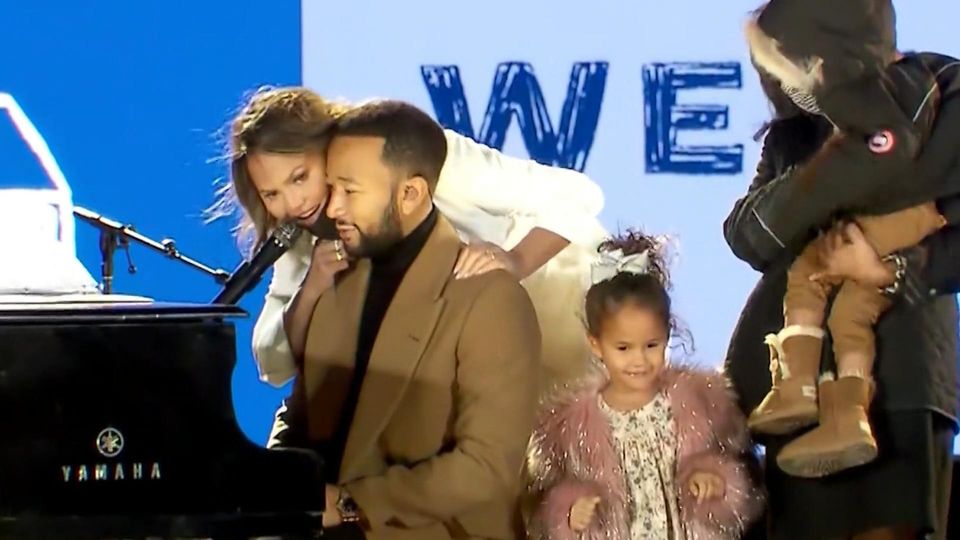 Chrissy Teigen mit ihrem Mann auf der Bühne