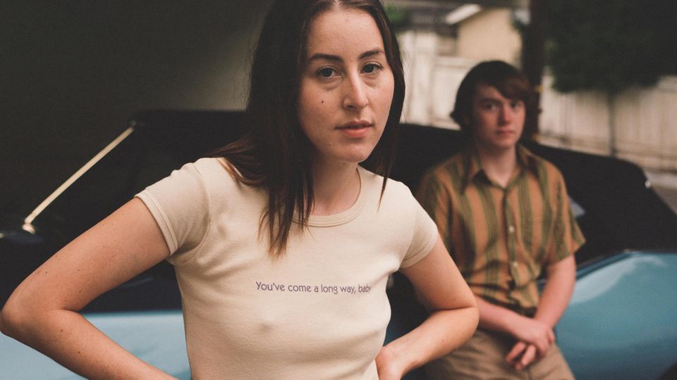 Filmszene mit Cooper Hoffman & Alana Haim