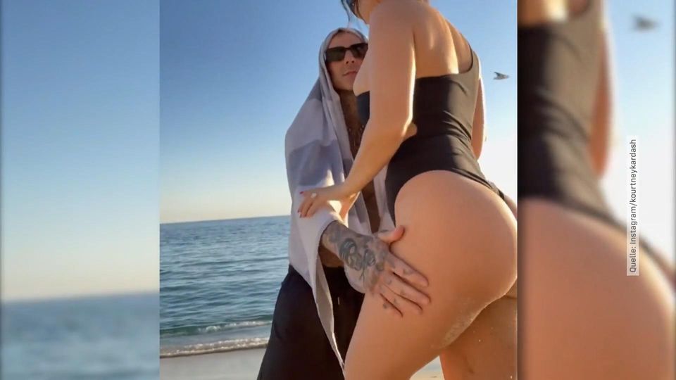 Ausflug mit Travis Barker Kourtney Kardashian zeigt ihren prallen Po am Strand