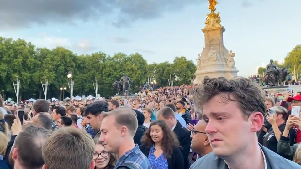 In Trauer um die Queen Menge vor Buckingham Palace singt "God save the king"