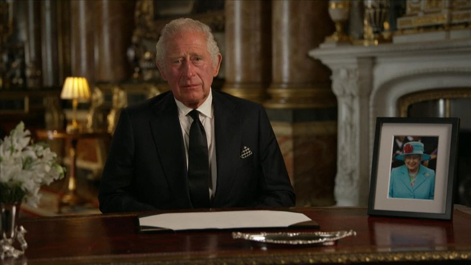 Feuchte Augen bei König Charles erster TV-Ansprache!